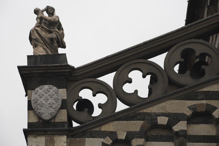 Particolare dello stemma gigliato del Duomo di Prato.