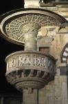 Veduta notturna del pulpito del Duomo di Prato