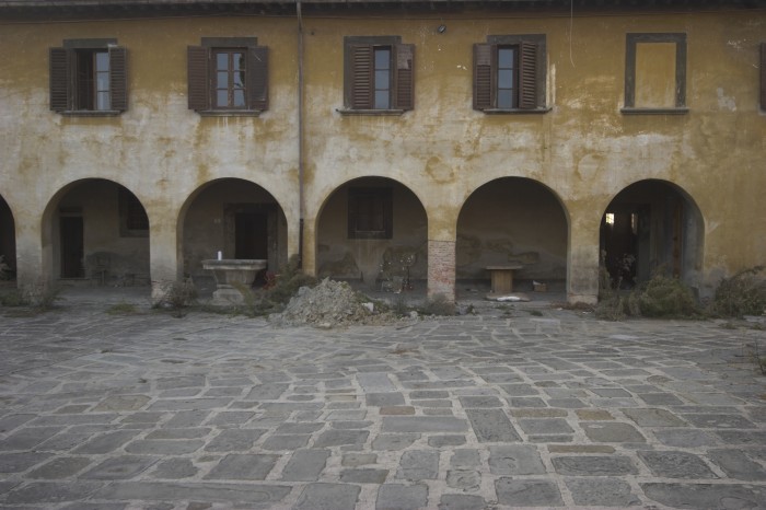 Cascine di Tavola, particolare del loggiato interno.
