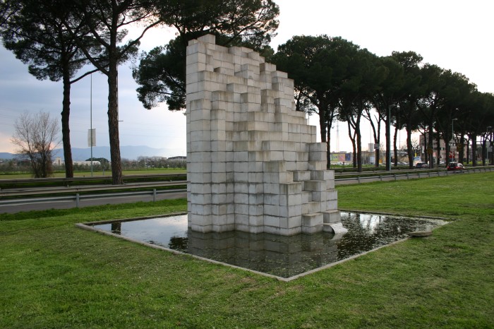 Centro arte Pecci Irregular Tower Scultura composta da 994 parallelepipedi