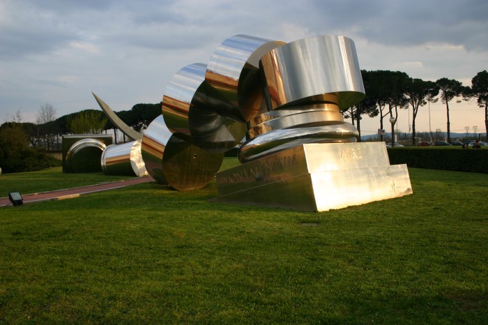 Centro arte Pecci Colonna spezzata in acciao