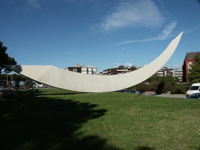 Centro Arte Pecci Scultura Prato tipica scultura a forma di mezza luna