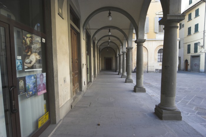 Veduta da sotto le logge della piazza del Pesce.