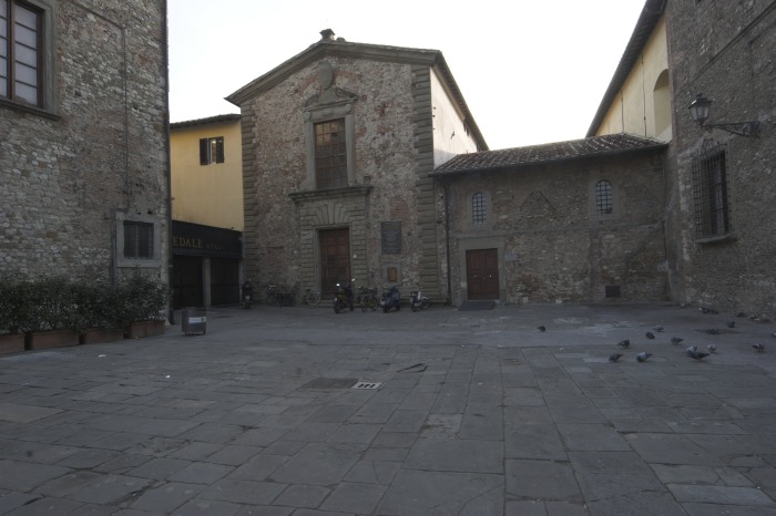 Ripresa della piazzetta dell'ospedale sullo sfondo la chiesetta.