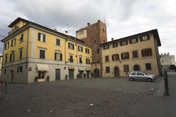 Veduta della piazza di fronte la torre.