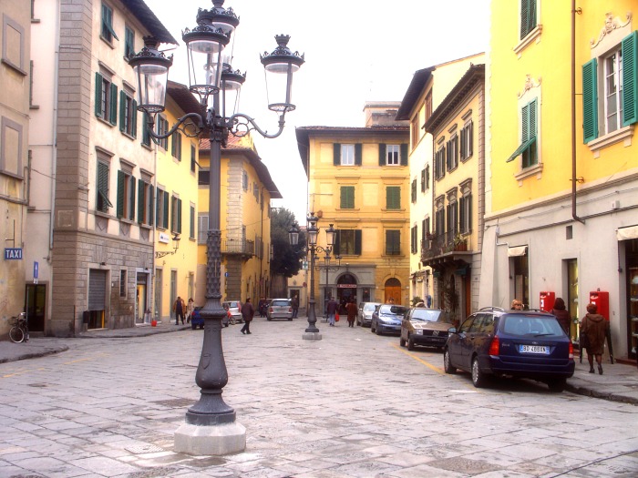 Ripresa di piazza del Duomo con la basilica di Santo Stefano alle spalle.