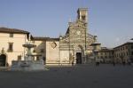 Ripresa della piazza del Duomo, di fronte la basilica di Santo Stefano sulla sinistra la fontana del Pescatorello.