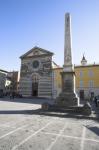Veduta della piazza San Francesco sulla sinistra l'obelisco eretto in onore di Giuseppe Garibaldi di fronte la chiesa.