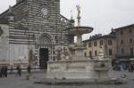 Veduta i piazza del Duomo, in  primo piano la fontana del pescatorello sullo sfondo la basilica.