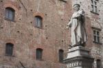 Ripresa del monumento di Francesco Datini sullo sfondo il palazzo pretorio.