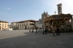 Piazza del Duomo ripresa da via Del Pesce, sulla destra una giostra