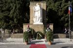 Momunento ai caduti di piazza delle carceri si possono notare due carabinieri di guardia al momumento