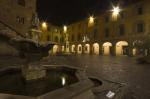 Ripresa notturna della piazza del Comune, a sinistra la fontana del Bacchino di fronte il palazzo comunale.