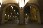 Ripresa notturna della piazza del Comune, alle spalle l'ingresso principale del  palazzo Comunale