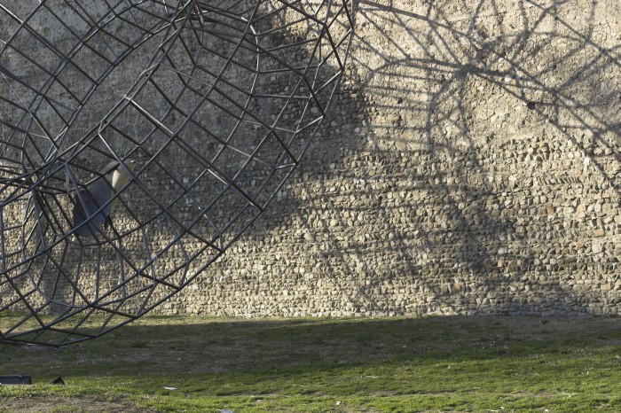Tratto di mura medioevali lungo la via Pomeria