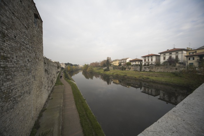 Tratto di pista ciclabile lungo il fiume Bisenzio, si pu� notare la pista ciclabile che costeggia il fiume