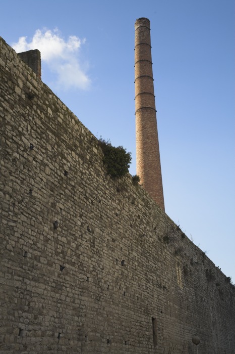 Tratto di mura medioevali si pu� notare la ciminiera dell'ex Campolmi