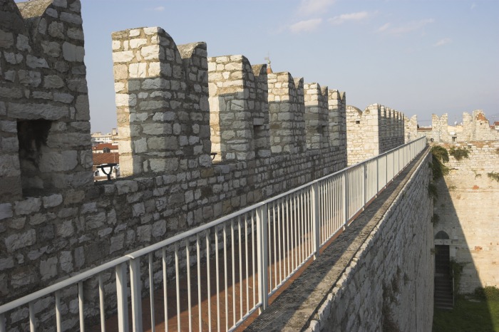 Particolare del camminatoio situato lungo le guglie del castello dell'imperatore.