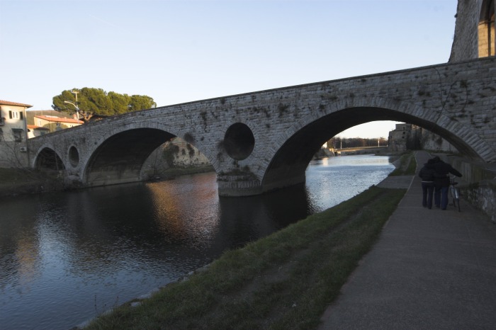 Ponte del Mercatale visto dalla pista ciclabile lungo il fiume Bisenzio.