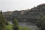 Veduta del ponte Mercatale si pu notare anche le mura lungo il fiume Bisenzio.