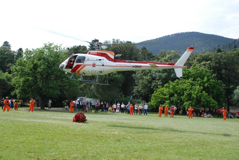 Il momento dell'atterraggio dell'elicottero al termine delle operazioni