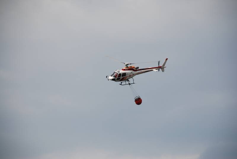 L'elicottero Regionale Ecureil AS 350 B3 in volo di avvicinamento al fronte dell'incendio