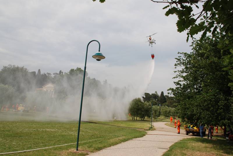 Il primo lancio di acqua da parte dell'elicottero regionale sul fronte di fiamma