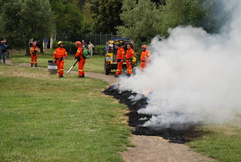 Il ridotto fronte di fiamma acceso ai fini esercitativi che vuol rappresentare un incendio boschivo