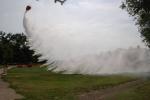 Un particolare dell'effetto al suolo del lancio di acqua dall'elicottero; circa 800 litri di acqua che vengono sganciati sul fronte di fiamma