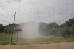 Il secondo lancio di acqua dell'elicottero effettuato parallelamente al fronte di fiamma