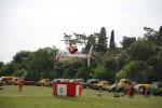 L'elicottero della Regione Toscana in una situazione di overing sopra una vasca da 6.000 litri allestita nelle vicinanze dell'incendio boschivo