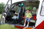 Un piccolissima bimba che ha assistito alla esercitazione seduta a bordo dell'elicottero