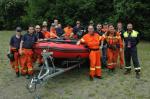 Il gruppo dei volontari delle sezioni provinciali della VAB di Prato attorno al nuovo gommone recentemente acquistato