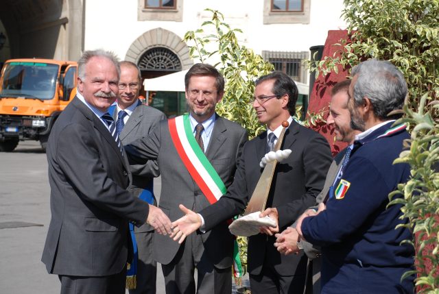 Una immagine immediatamente precedente alla consegna del premio. In primo Piano, Corrieri, il sindaco di Pisa Filippeschi ed il Vicesindaco Ghezzi