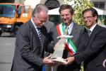 Il momento della consegna del Premio a Roberto Corrieri da parte del vicesindaco di Pisa Paolo Ghezzi. Dietro il sindaco di Pisa Marco Filippeschi