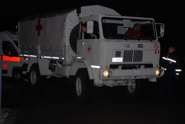 Un primo piano di un autocarro della Croce Rossa Italiana