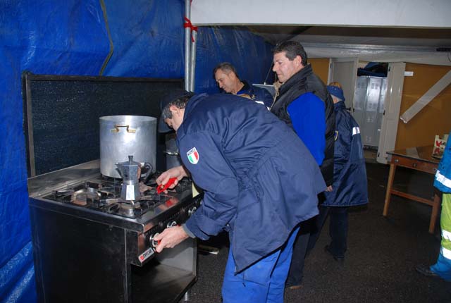 Alcuni volontari dell' ANAI mentre stanno operando all'interno della struttura adibita a cucina da campo