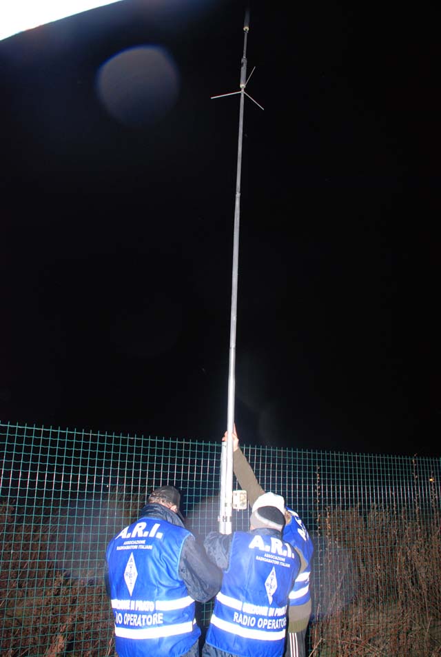 Tre volontari dell' ARI mentre installano l'antenna utilizzata dal sistema radio allestito nell'occasione