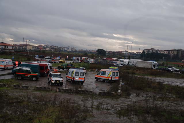 Una veduta complessiva dell'area destinata a pacheggio dei veicoli di soccorso di tutte le Associazioni presenti presso il campo-base