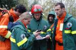 Una squadra di volontari impegnati nelle operazioni di ricerca nel bosco, moniti di cartografia e GPS