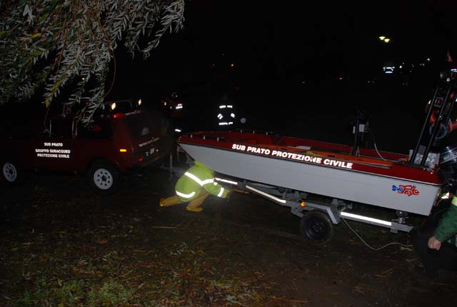 L'associazione Sub Prato mentre scarrella una loro imbarcazione in Bisenzio per la ricerca di due persone ipotizzate disperse in acqua