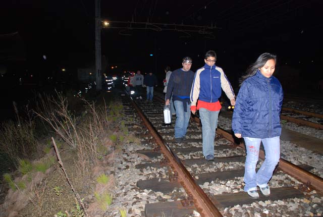 Un gruppo di simulatori della C.R.I. mentre, camminando sulla massicciata, si avviano al treno del quale � stato ipotizzato il deragliamento
