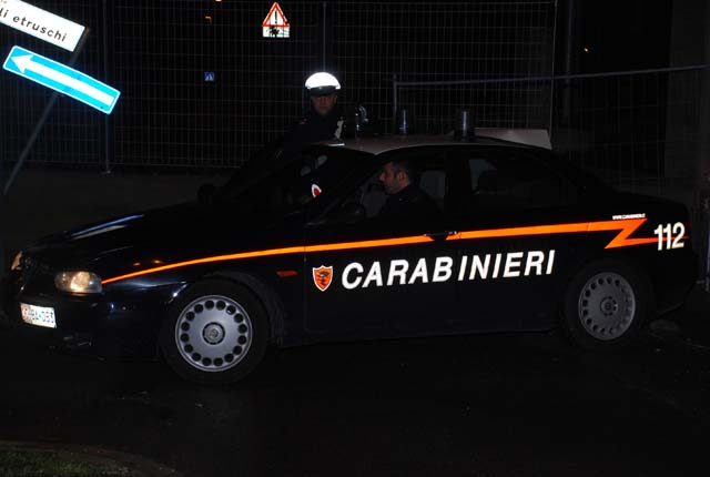 Una pattuglia dei Carabiniri impegnata , insieme a tutte le altri Componenti, ad effettuare servizio di viabilit� durante gli interventi di soccorso