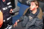 In primo piano una ragazza rimasta "ferita" nell'incidente con forti tracce di escoriazioni al volto e sulla mano sinistra