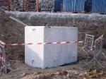 La cassaforma di cemento posta a protezione dell'ordigno ritrovato al termine del primo sopralluogo degli artificieri il 26 febbraio