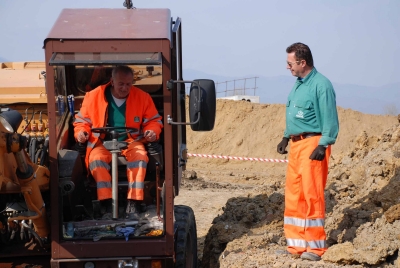 Gli operatori Nuti e Nerini dell' ASM SpA che hanno curato l'allestimento del luogo di brillamento