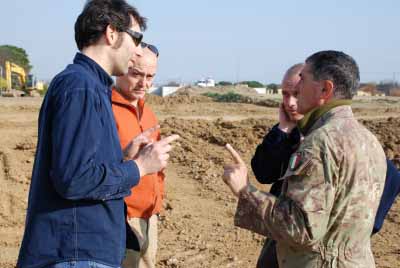 I geologi dott. Fiaschi e Matassoni sul luogo del brillamento dove hanno verificato l'impatto sismico dell'esplosione su un ponte relativamente vicino