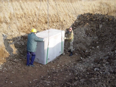 La prima operazione di domenica mattina; scoprire nuovamente l'ordigno dalla cassaforma in cemento posta a protezione