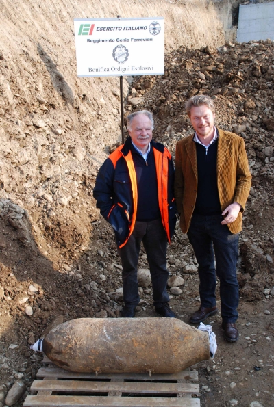 L'assessore Enrico Giardi e Roberto Corrieri fotografati accanto all'ordigno ritrovato