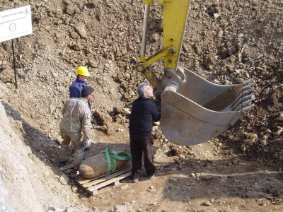 Dopo il despolettamento le prime immagini della rimozione della bomba per il successivo trasporto verso la sua distruzione